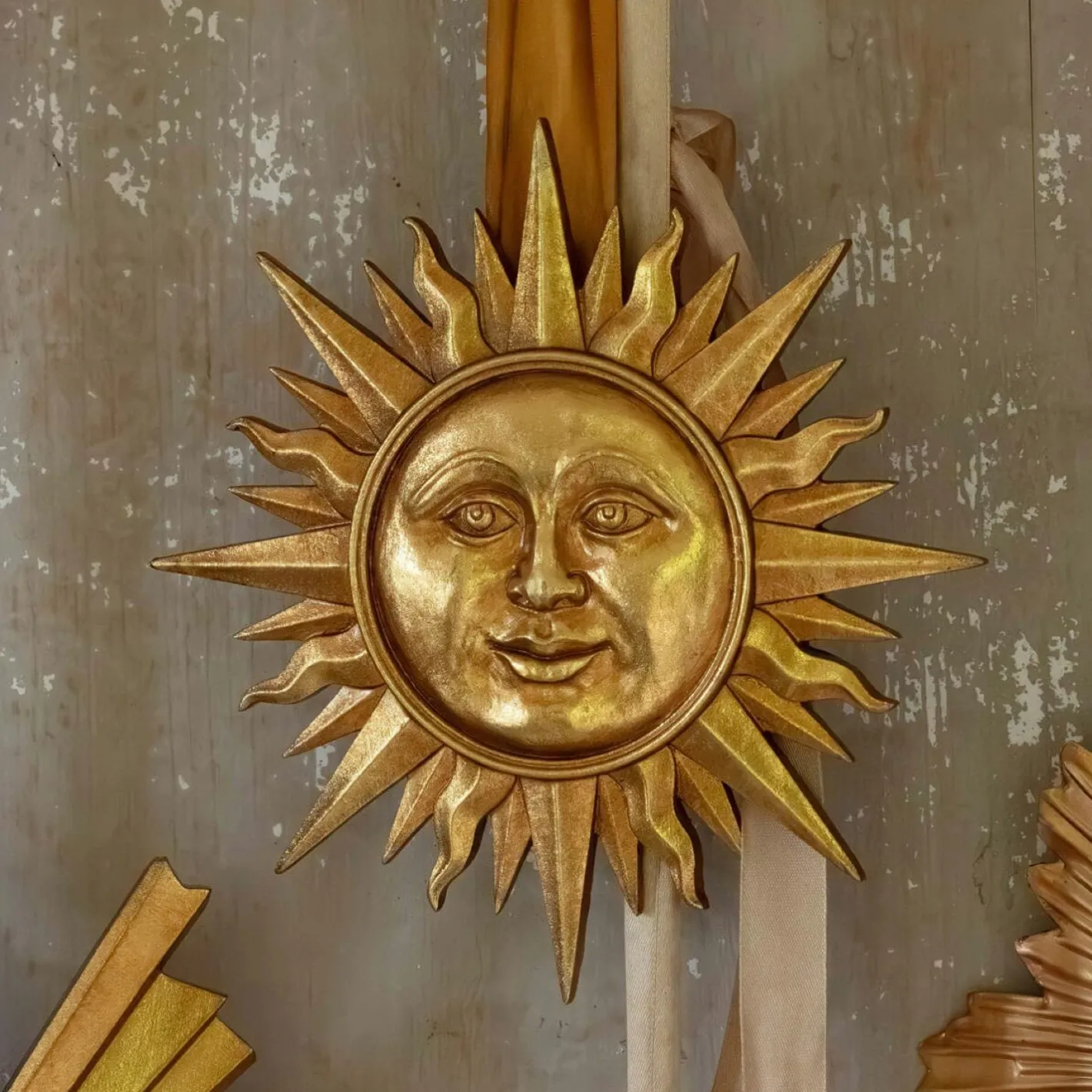 Graham & Green Decorative Accessories<Golden Sun Wall Medallion