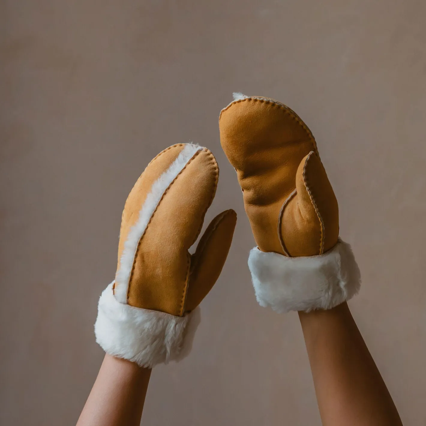 Graham & Green Loungewear<Tan Sheepskin Mittens